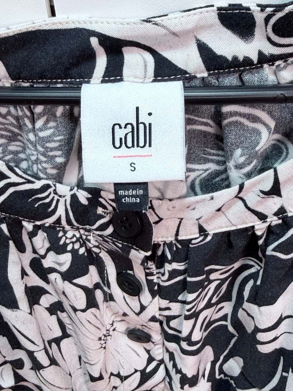 New Cabi Rio Blouse Black and White Floral Button Front Top Size S - Picture 3 of 4
